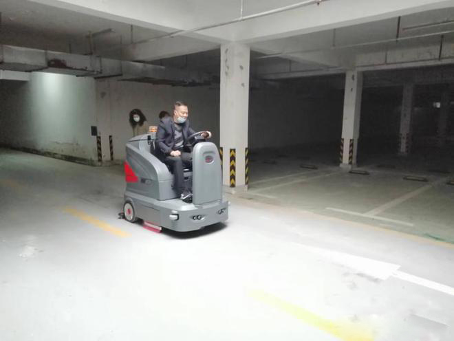 东丽小区物业保洁不用人力改用驾驶式洗地机了
